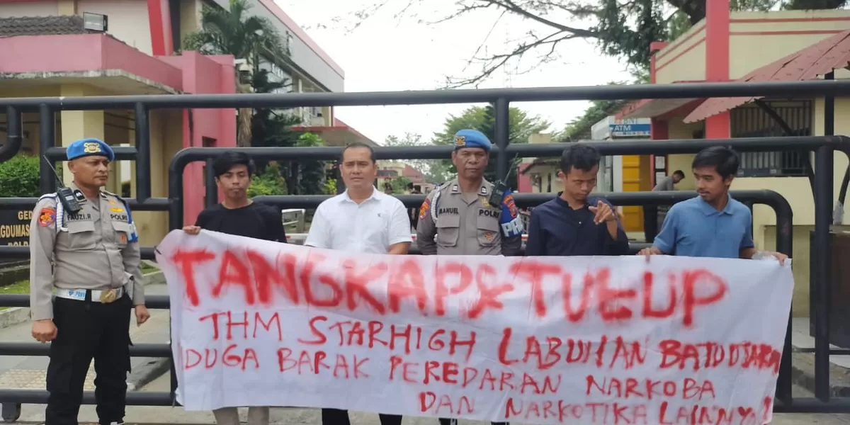 AMPM-SU saat menggelar aksi unjuk rasa di depan Markas Kepolisian Daerah Sumatera Utara (Podasu). (Dokumen)