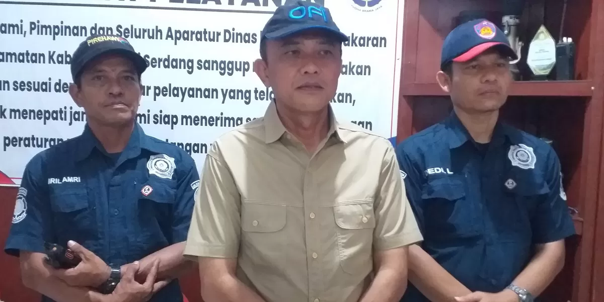 Kadis Damkar Deli Serdang, Khairul Azman (tengah) saat diwawancara sebelum berangkat ke Aceh Tamiang. Jumat, (23/1/2026) sore. (realitasonline.id/mukhtarhabib)