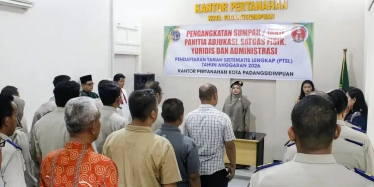 Kepala Kantah Kota Padangsidimpuan Agustina Harahap, mengangkat dan mengambil sumpah Panitia PTSL Tahun 2026, berlangsung di Aula Kantah Kota Padangsidimpuan, Kamis (22/1/2026).(Foto : Realitasonline / Riswandy)