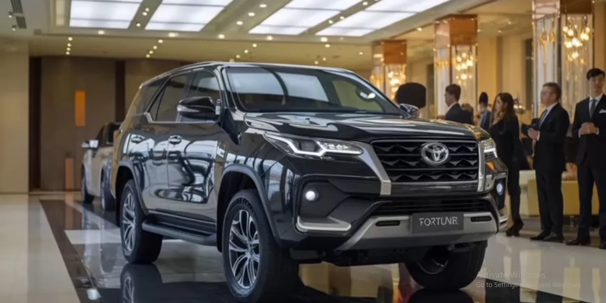 Toyota Fortuner generasi terbaru hadir sebagai SUV yang mencoba memadukan kekuatan dan ketangguhan khas Toyota dengan teknologi hybrid dan kenyamanan lebih tinggi dibanding model sebelumnya. (Tangkapan Layar YouTube Superb Automotive)