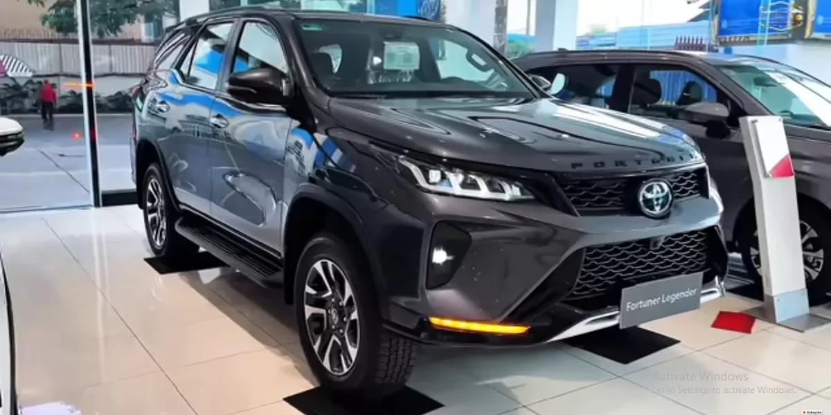 Toyota Fortuner 4WD Super Premium Family SUV adalah sebuah kendaraan sport utility yang dirancang untuk memberikan kombinasi antara kemampuan off-road yang tangguh dan kenyamanan tinggi bagi keluarga. (Tangkapan Layar YouTube  AutoShow TV)