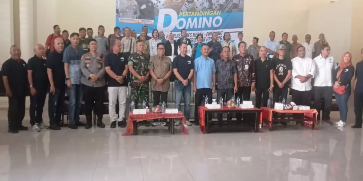 Ketua PWI Sumut Farianda Putra Sinik SE Kombes Jean Calvij Simanjuntak saat pembukaan turnamen domino PWI Sumut piala Kapolrestabes Medan  bersama Kapolrestabes Medan  (Realitas online.id/Dok)