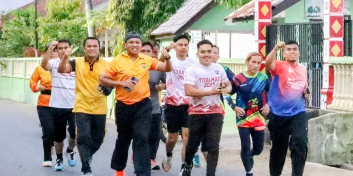 Polres Padangsidimpuan melaksanakan apel pagi yang dilanjutkan dengan olahraga bersama dan fun run 10 Kilometer bersama komunitas pelari Kota Padangsidimpuan, Sabtu (24/1/2026). (Foto : Realitasonline / Riswandy)