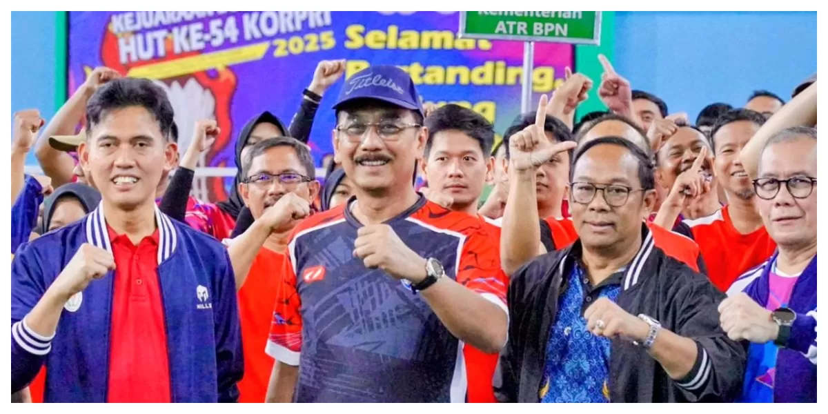Keterangan gambar: Beri semangat  Sekjen Kementerian ATR/BPN, Dalu Agung Darmawan, turut berpartisipasi dalam laga eksibisi pembukaan Kejuaraan Bulutangkis HUT ke-54 KORPRI, berlangsung di GOR Kementerian Kesehatan Republik Indonesia, Jakarta, Jumat (16/1/2026). (Realitasonline / Ist)