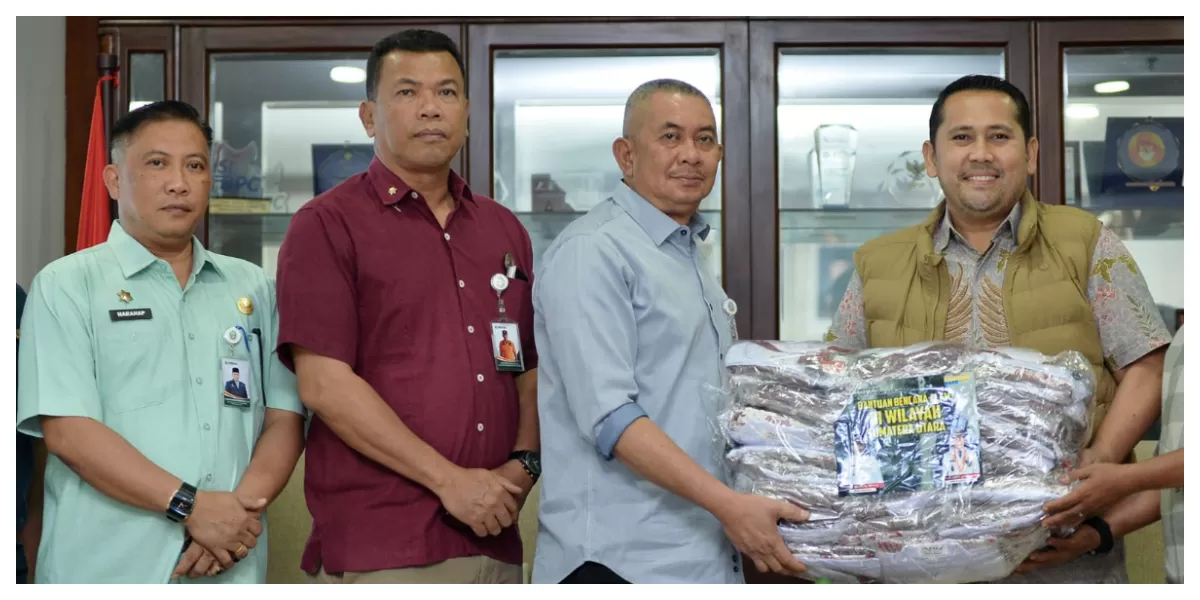  Pj Sekda Sumut Sulaiman Harahap menerima bantuan kemanusiaan dari Pemkab Merangin, Provinsi Jambi, untuk penanganan bencana alam di Sumut, Selasa (20/1/2026).  (Realitasonline.id/Alexander AP Siahaan/Kominfo Sumut)