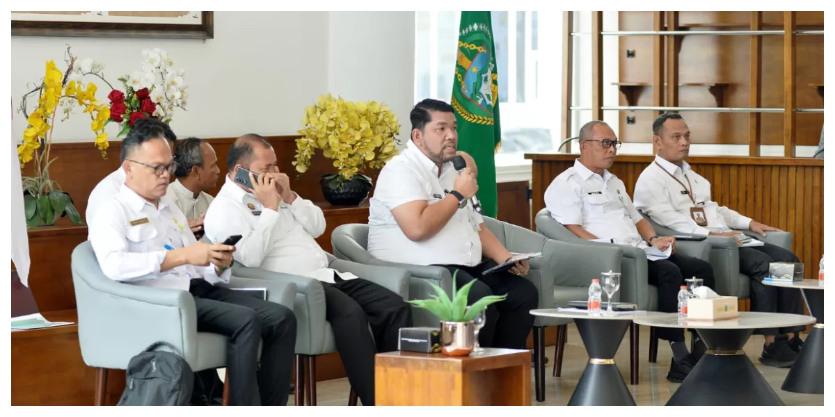  Kepala BAPPELITBANG Sumut Dikky Anugrah bersama sejumlah pimpinan OPD lainnya, pada temu pers di Lobby Dekranasda Sumut. (Realitasonline.id/Alexander AP Siahaan/Kominfo Sumut)