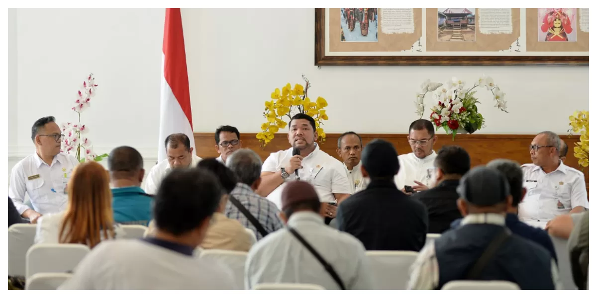 Kepala BAPPELITBANG Sumut Dikky Anugrah bersama pimpinan OPD pada temu pers yang diselenggarakan Dinas Kominfo Sumut di Lobby Dekranasda Sumut, kantor Gubsu. (Realitasonline.id/Alexander AP Siahaan/Kominfo Sumut)