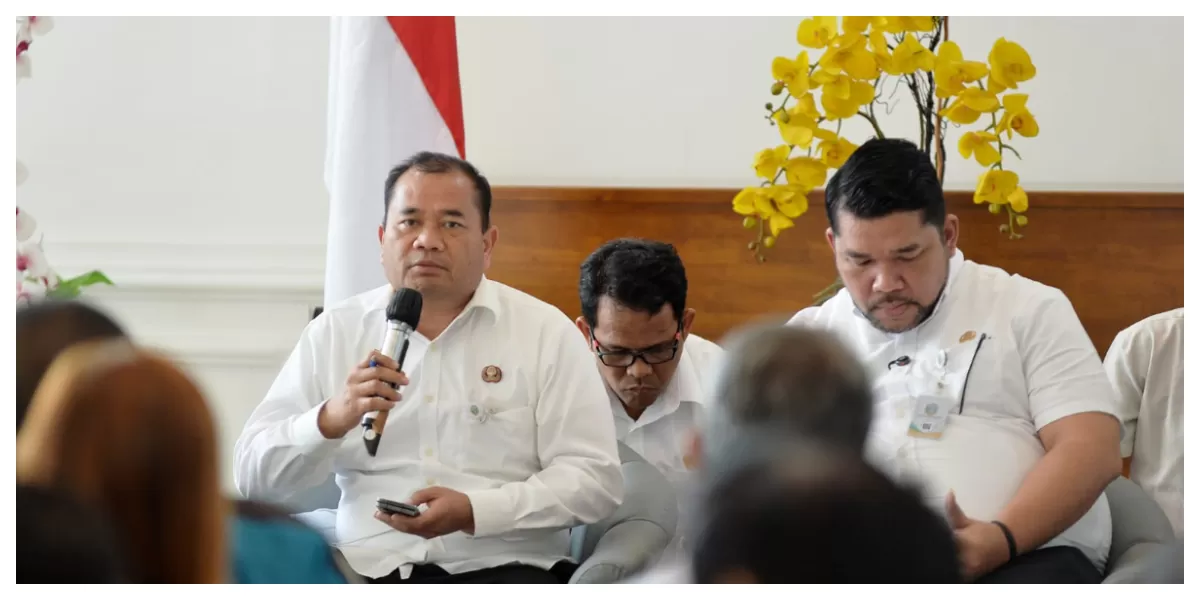 Timur Tumanggor bersama pimpinan OPD  pada temu pers yang diselenggarakan Dinas Kominfo Sumut di Lobby Dekranasda Sumut, Kantor Gubernur. (Realitasonline.id/Alexander AP Siahaan/Kominfo Sumut)