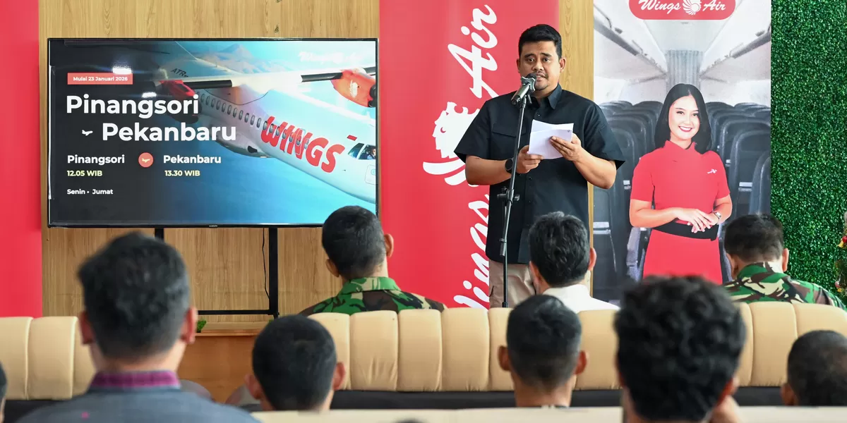 Gubernur Sumut, Bobby Nasution meresmikan rute penerbangan baru Wings Air Pinangsori - Pekanbaru di Bandara FL Tobing, Pinangsori, Kabupaten Tapanuli Tengah, Jum'at (23/1/2026). 