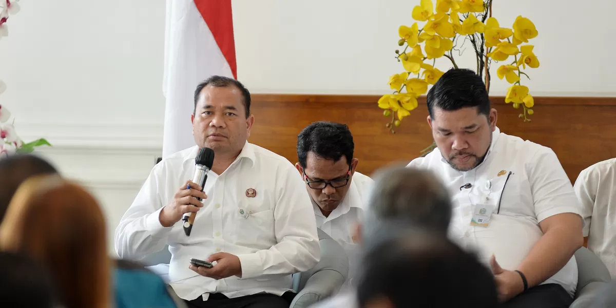 Plt Kepala Dinas Ketahanan Pangan, Tanaman Pangan dan Hortikultura Sumut, Timur Tumanggor, bersama sejumlah pimpinan OPD lainnya, pada temu pers yang diselenggarakan Dinas Kominfo Sumut di Lobby Dekranasda Sumut, Kantor Gubernur, Jalan Diponegoro, Medan, Rabu (21/1/2026).