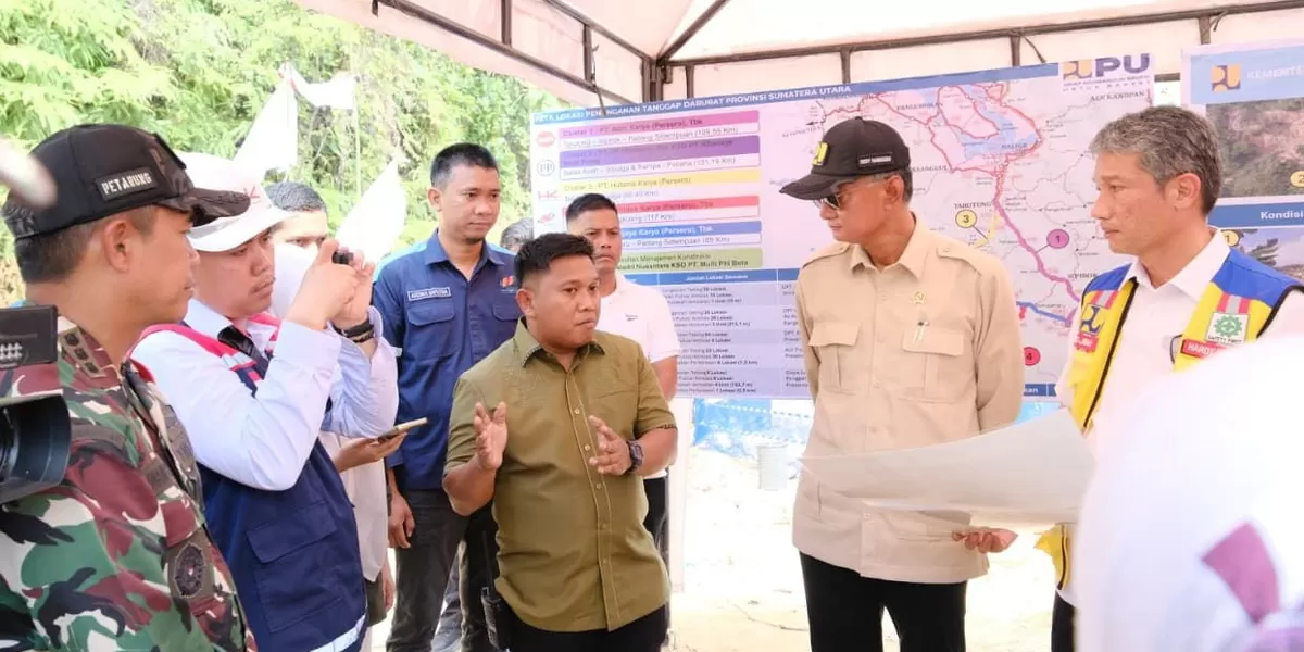 Wali Kota Sibolga Syukri Penarik berbincang dengan Menteri PUPR Dody Hanggodo. (Realitasonline.id/Preddy Situmorang)