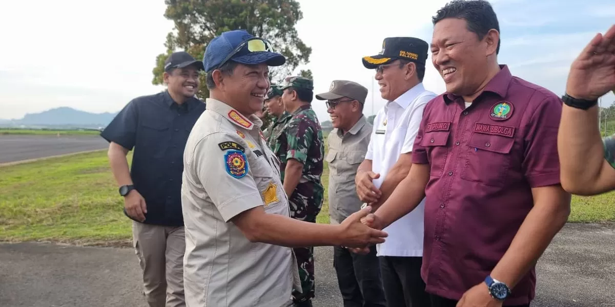 Wakil Wali Kota Sibolga Pantas Tobing menyambut kedatangan Mendagri Jenderal Polisi (Purn.) Drs. Muhammad Tito Karnavian saat tiba di Bandara FL. Tobing Pinangsori. (Realitasonline.id/Dok)