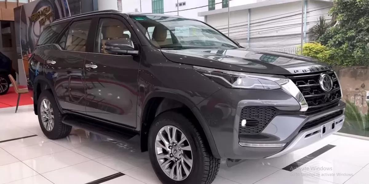 Toyota Fortuner 4x4 warna abu-abu tampil dengan karakter yang tegas dan elegan sekaligus. (Tangkapan Layar YouTube AutoShow TV)