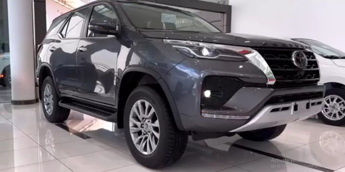  Toyota Fortuner dengan warna Grey Metallic merupakan sebuah SUV tangguh yang memadukan karakter off-road kuat dengan kenyamanan berkendara sehari-hari. (Tangkapan Layar YouTube AutoShow TV)