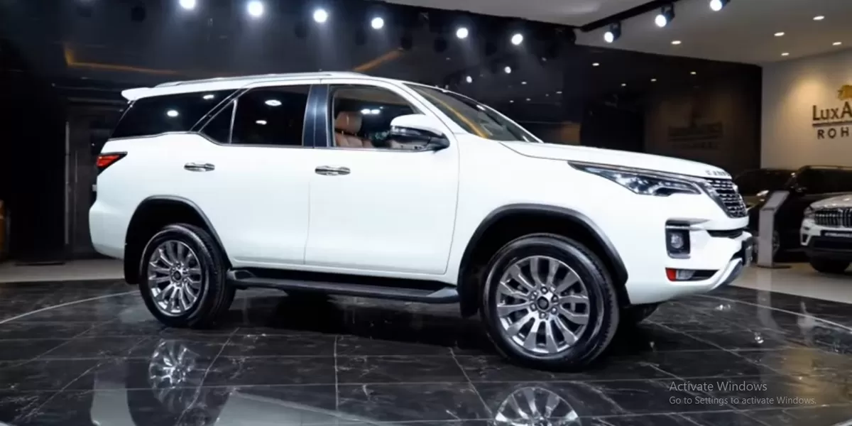 Toyota Fortuner 2026 All-New Power SUV adalah versi terbaru dari SUV besar yang dirancang untuk memberi kombinasi kemampuan off-road yang tangguh, kenyamanan berkendara bagi keluarga, dan tampilan yang lebih modern. (Tangkapan Layar YouTube LuxAutos)