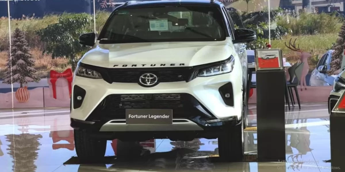 Toyota Fortuner Legender Full Option dengan mesin 2.8L Turbo Diesel menunjukkan kombinasi gaya, kenyamanan, dan fungsi yang kuat, memberikan kesan premium dari luar sampai ke dalam. (Tangkapan Layar YouTube Road Show TV)