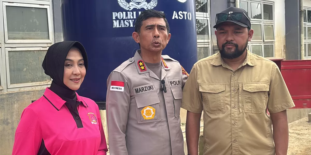 Kapolda Aceh, Irjen Marzuki Alibasyah didampingi Ketua Bhayangkari Daerah Aceh, Ny. Ira Marzuki diabadikan bersama Direktur RSUD Aceh Tamiang. Foto. Dokumen Humas Polda Aceh.