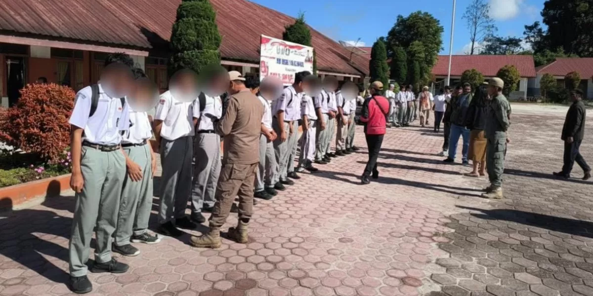 Satpol PP Humbahas berikan pengarahan pada siswa yang terjaring operasi kasih sayang. (Foto: Realitasonline.id/Dok)