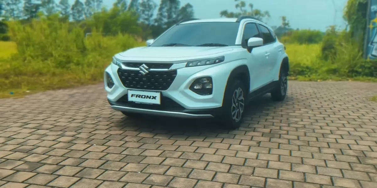 Suzuki Fronx GL itu kalau dilihat dari impresi berkendara dan fitur yang dirasakan, bukan mobil sejajar Brio atau Agya biasa. (Tangkapan Layar YouTube CVT Indonesia dan Reza RFR)