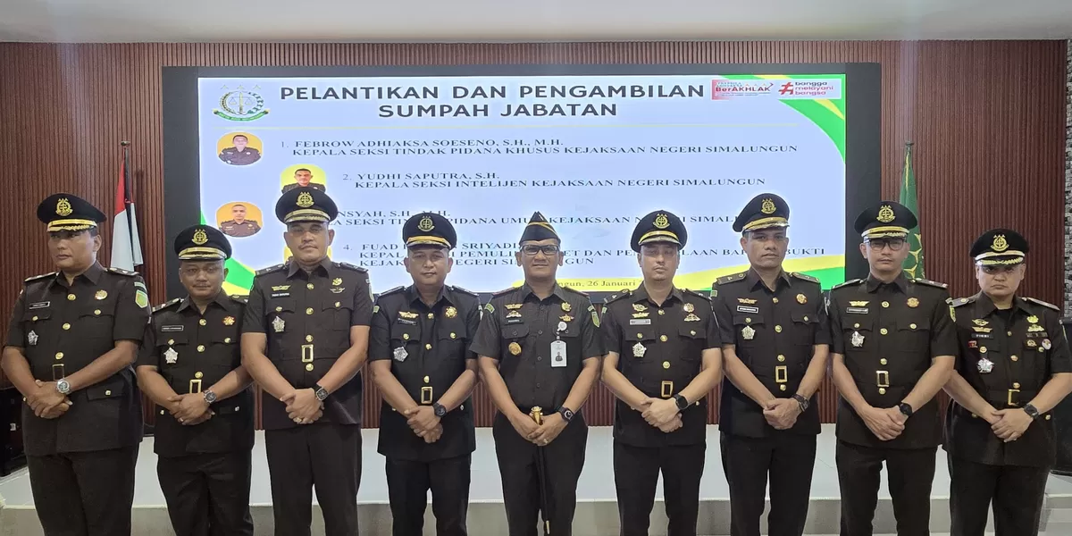 Kajari Simalungun Munawal Hadi bersama para Kasi yang dilantik (Realitasonline.id - RH)