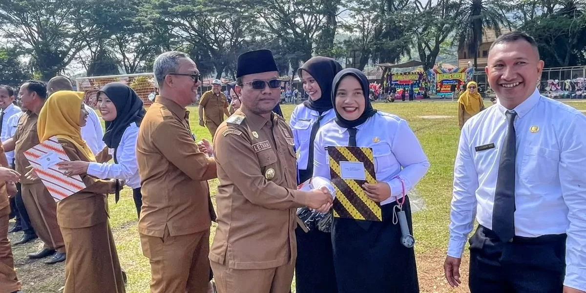 Wali Kota Padangsidimpuan, Dr. H. Letnan Dalimunthe, menyalami para PPPK Paruh Waktu usai melantik sebanyak 1.822 Pegawai Pemerintah dengan Perjanjian Kerja (PPPK) Paruh Waktu di Stadion HM Nurdin, Kota Padangsidimpuan, Senin (26/1/2026).(Foto : Realitasonline / Riswandy)