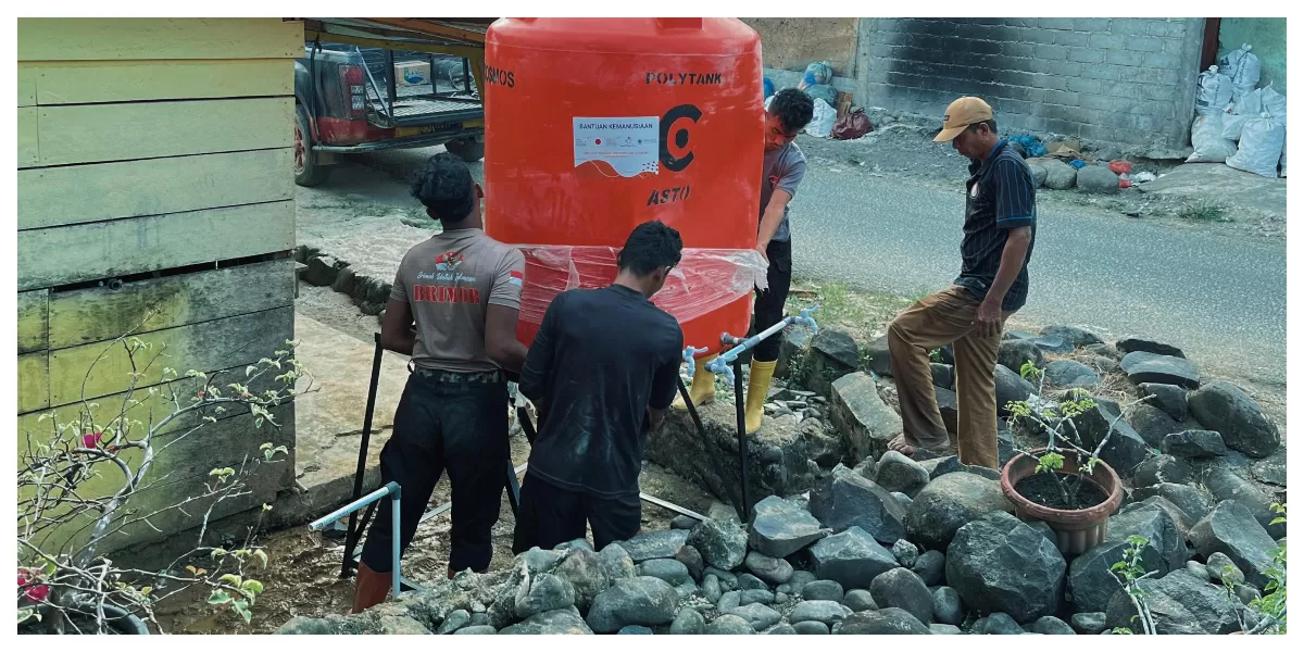 Brimob Poldasu Bangun Sumur Bor dan Bagikan Air Bersih Kepada Warga Hutabalang Tapteng Pasca Banjir Bandang beberapa waktu lalu. (Realitasonline.id/Dok)