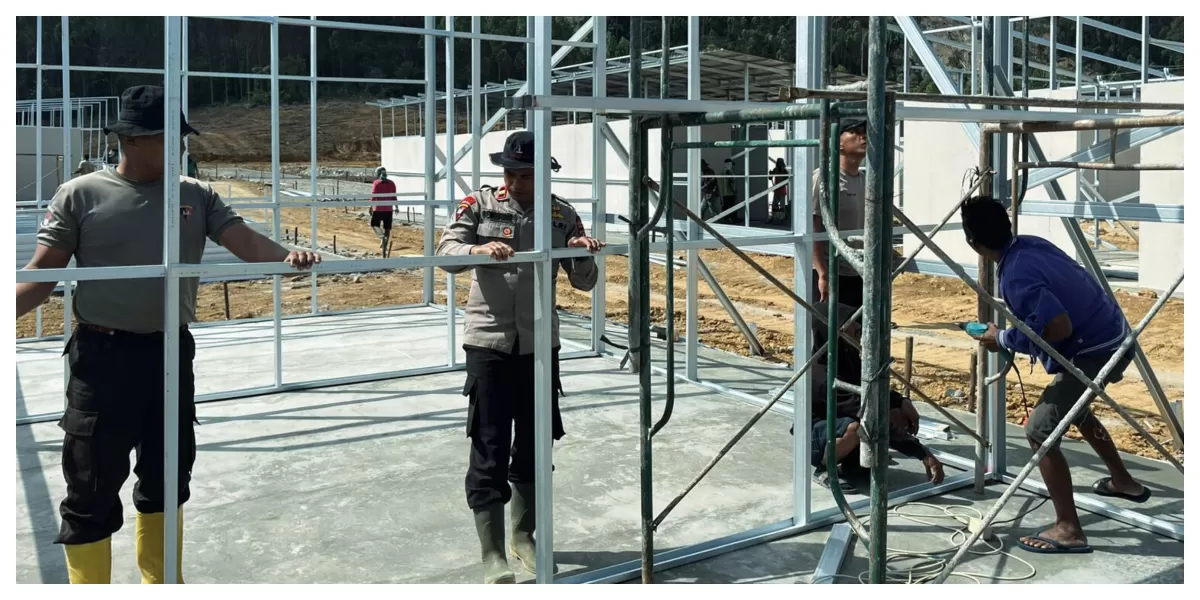 Brimob, TNI dan Pemda Percepat Pembangunan Huntara di Sipirok Tapsel. (Realitasonline.id/Humas Poldasu/Ogek Tanjung)