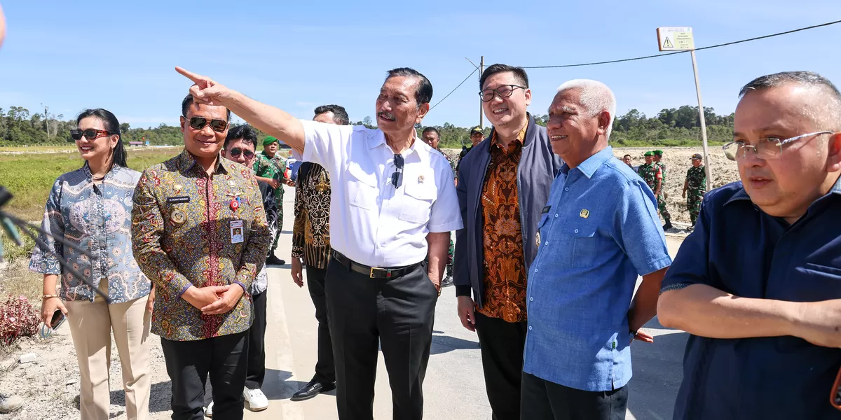 Wagub Sumut Surya mendampingi Ketua Dewan Ekonomi Nasional (DEN) Luhut Binsar Pandjaitan meninjau  Taman Sains dan Teknologi Herbal dan Hortikultura (TSTH2) di Kecamatan Pollung, Kabupaten Humbang Hasundutan (Humbahas), Sabtu (24/1/2026).