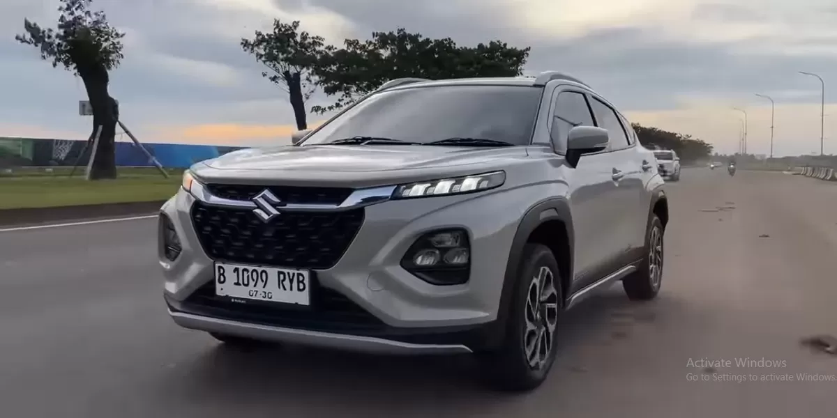 Suzuki FRONX GX Matic bisa menjadi pilihan mobil pertama yang cerdas karena menawarkan kombinasi yang seimbang antara harga, fitur, kenyamanan, dan efisiensi. (Tangkapan Layar YouTube AutonetMagz)