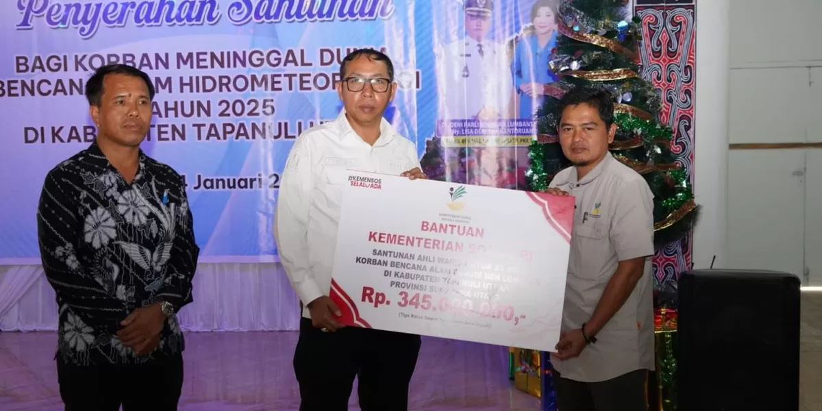 Bupati Taput Dr. Jonius Taripar Hutabarat saat menyerahkan santunan jiwa bencana hidrometeorologi kepada ahli waris. (Realitasonline.id - AS)