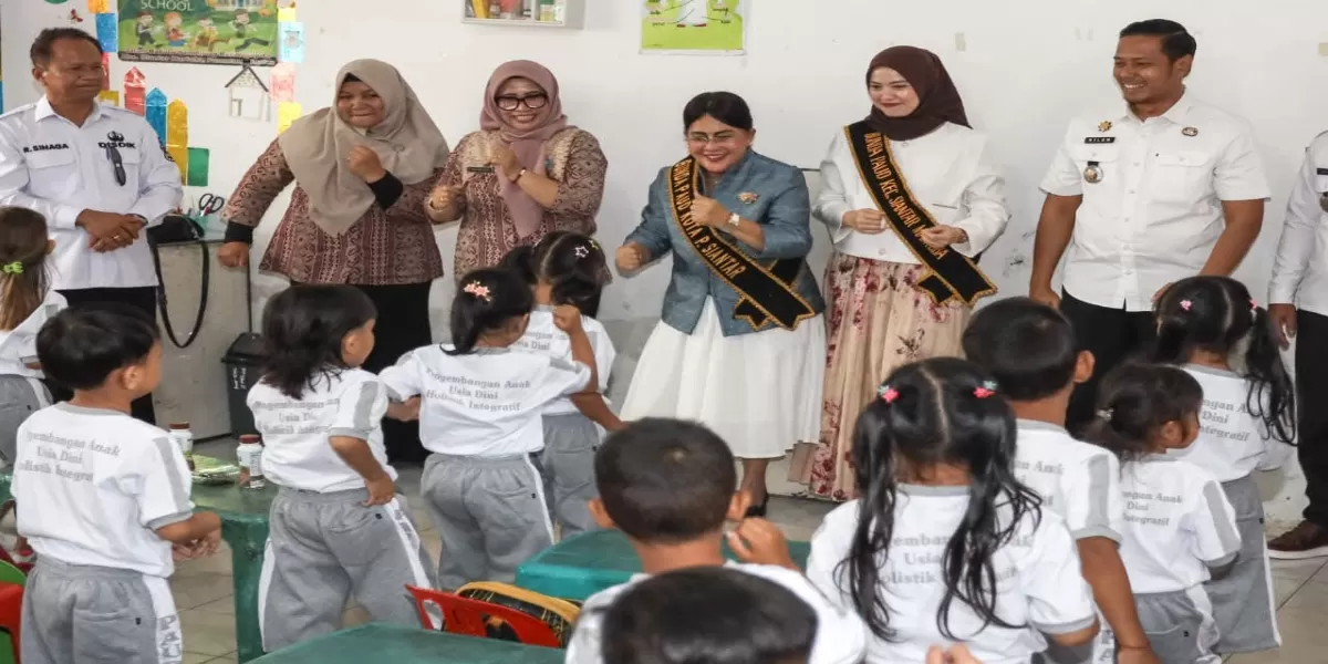 Ny Liswati mengajak anak bernyanyi bersama  (Realitasonline.id /RH)