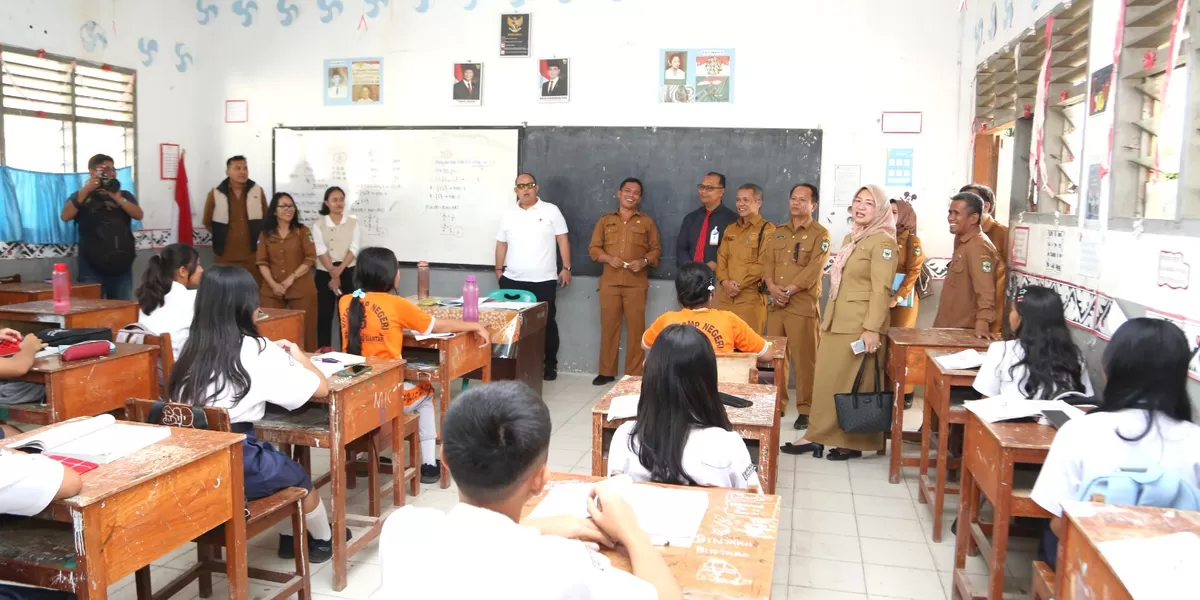 Sekda tinjau program Bimbel Tambahan di SMPN 5 Pematangsiantar (Realitasonline.id /RH)