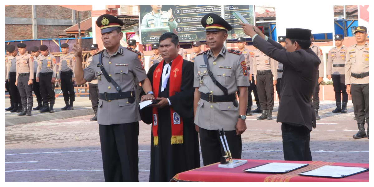 Kasi Humas Polres Samosir AKP Radiaman Simarmata (kanan) dan Iptu Rahmat Kurniawan sebagai Kapolsek Harian Boho Polres Samosir (kiri) saat dilantik. (  Realitasonline.id/ Nas. )