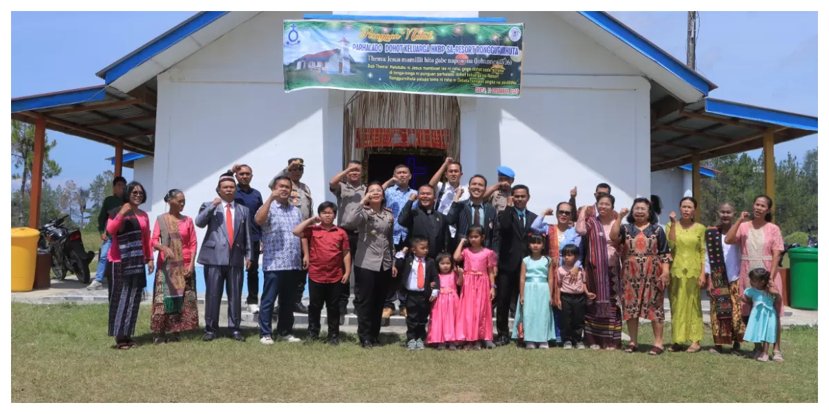 Kapolres Samosir AKBP Rina Sry Nirwana Tarigan foto bersama saat melaksanakan kunjungan, sekaligus ibadah bersama jemaat Gereja HKBP Sidihoni (Realitasonline.id/nas)