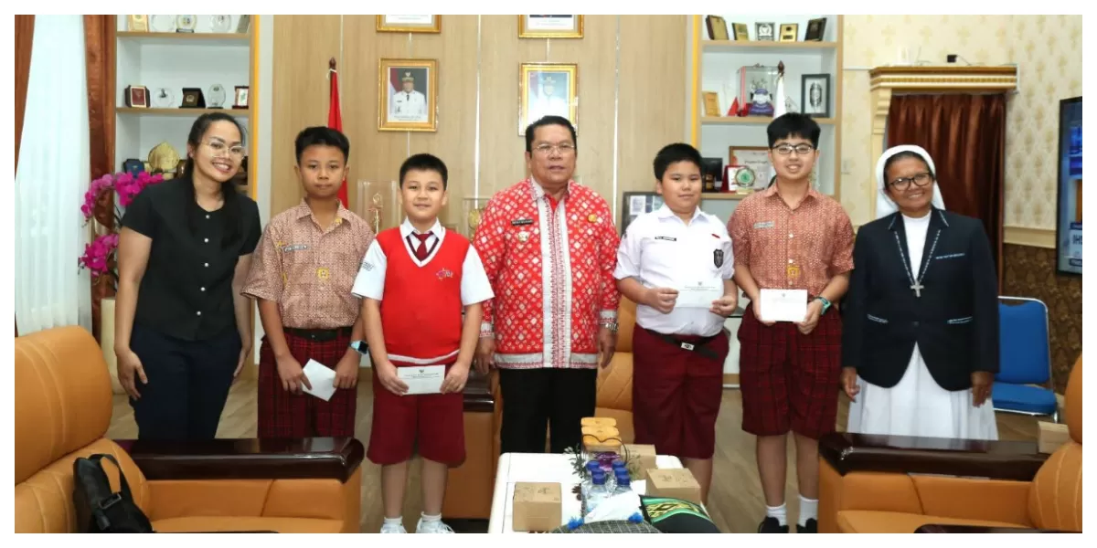 &nbsp;Wali Kota Wesly bersama siswa berprestasi didampingi Olivia Silalahi, Dosen di MU  (Realitasonline.id/RH)