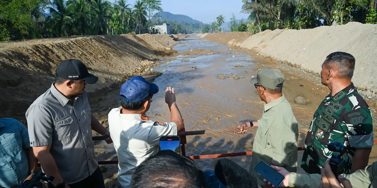 Gubernur Sumut Bobby Nasution mendampingi Menteri Dalam Negeri RI yang juga Ketua  Satgas Percepatan Rehabilitasi dan Rekonstruksi Pascabencana Sumatera Tito Karnavian  meninjau normalisasi sungai pasca bencana longsor dan banjir bandang di Kelurahan Hutanabolon, Kecamatan Tukka, Kabupaten Tapanuli 