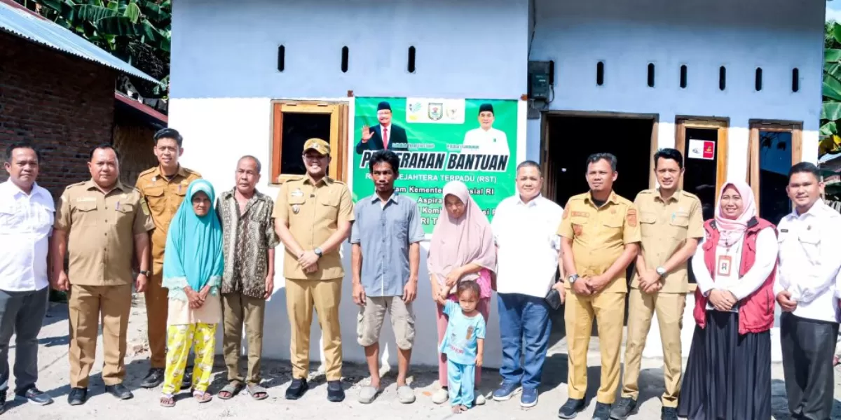 Wabup Adlin mengungkapkan rasa syukurnya saat melihat langsung hasil renovasi rumah warga yang kini telah menjadi hunian layak.