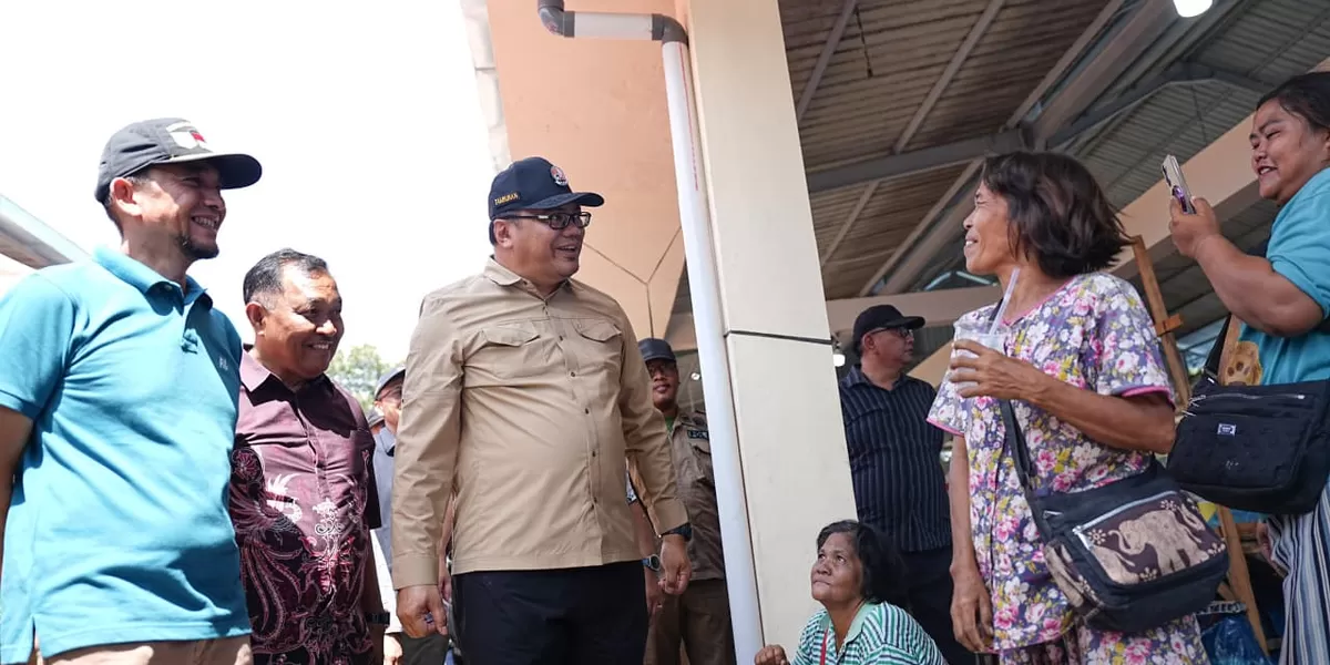 Bupati Deli Serdang Asri Ludin Tambunan saat meninjau aktivitas pedagang di Pasar Tradisional Bakaran Batu, Lubuk Pakam.