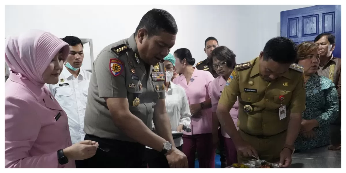 Irwasda Poldasu Kombes Pol Nanang Masbudhi SIK M.Si bersama Bupati Humbahas Oloan P Nababan di dapur SPPG. (Realitasonline.id/Dok)
