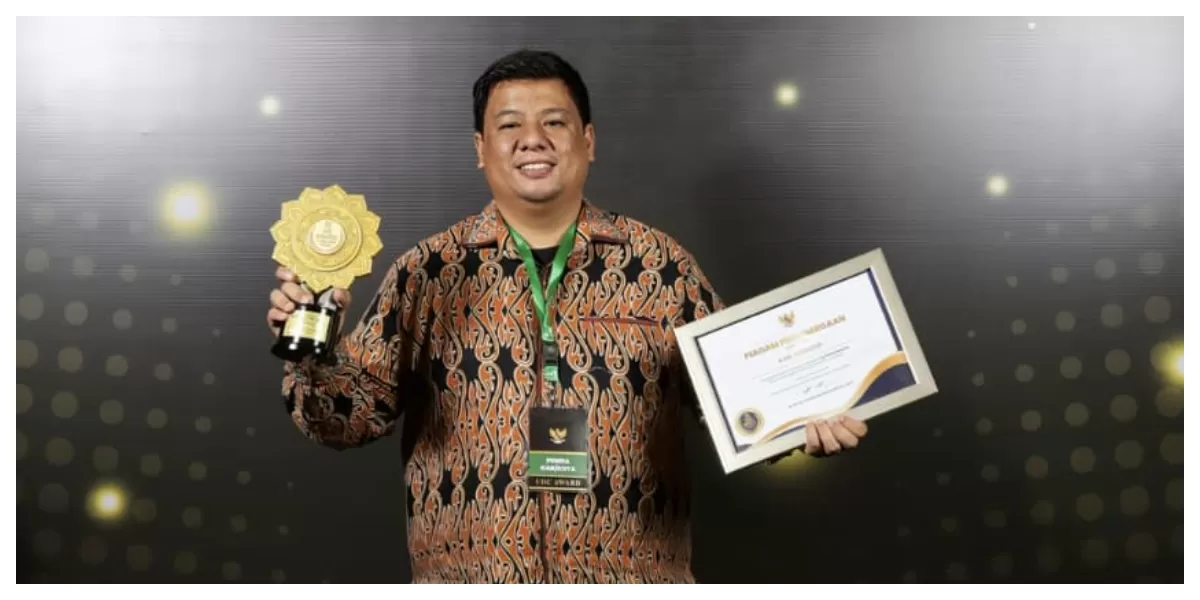  Bupati Vandiko Timotius Gultom, ST meraih penghargaan Universal Health Coverage (UHC) Award, (Realitasonline.id/Dok)
