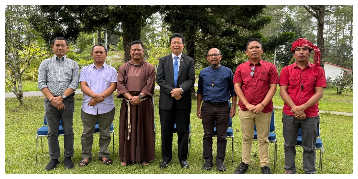 Sekber Gerakan Oikumenis untuk Keadilan Ekologis Sumut foto bersama menyatakan sikap setelah pemerintah pusat mencabut izin PBPH PT TPL (Realitasonline.id/MS)