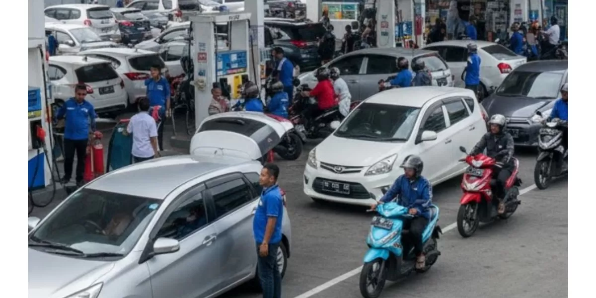 Keterangan foto: Ilustrasi Deretan Kendaraan antri BBM (Realitasonline/ canva)