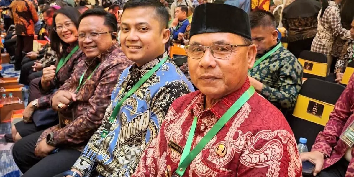 Wakil Bupati Simeulue, Nusar Amin (kemeja batik merah pakai peci) terima Penghargaan UHC Awards Kategori Madya 2026 di Ballroom JIEXPO Kemayoran, Jakarta Pusat, Selasa (27/1/2026).