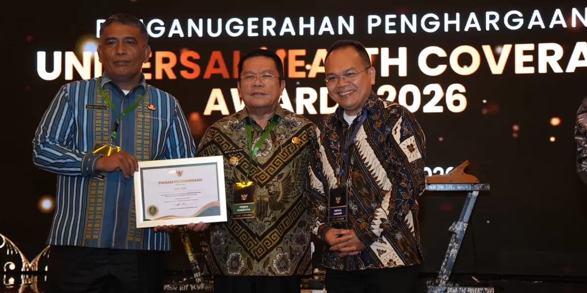 Walau Kota Wesly didampingi Kepala BPJS Kesehatan dr Kiki Chrismar Marbun terima penghargaan UHC (Realitasonline.id/RH)