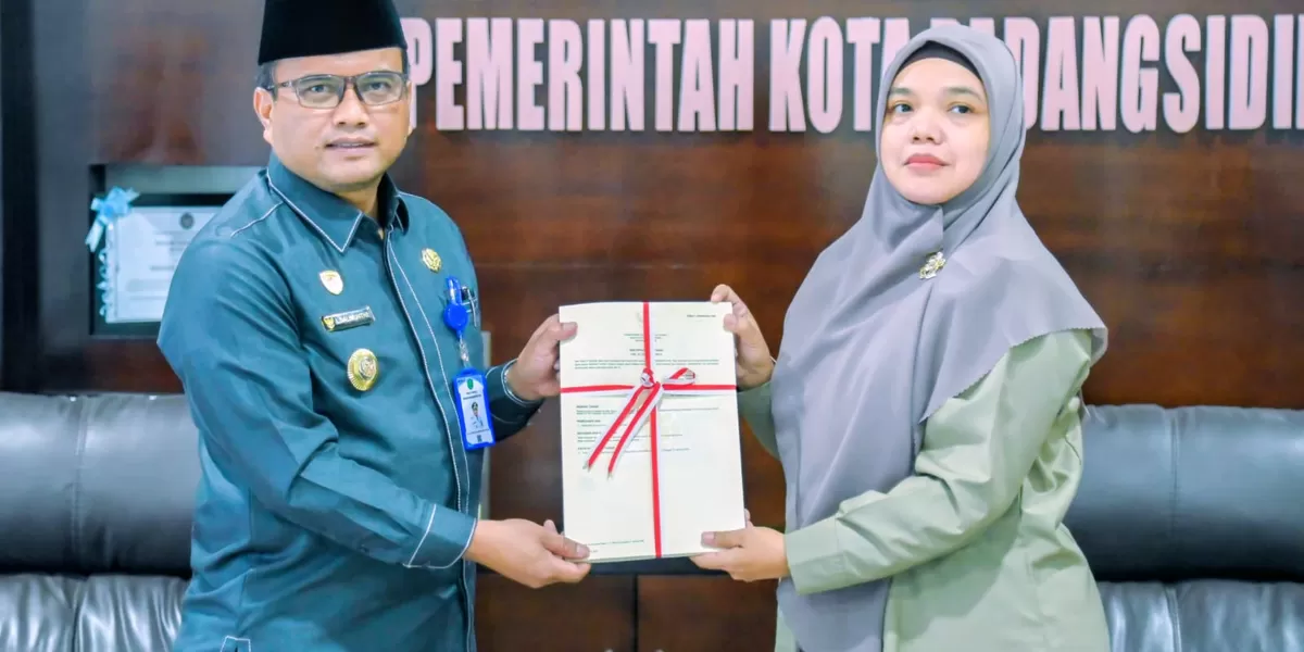 Kepala Kantah Kota Padangsidimpuan, Agustina Harahap, serahkan sertifikat tanah aset milik Pemko Padangsidimpuan kepada Wali Kota Padangsidimpuan, Dr. H. Letnan Dalimunthe berlangsung di Kantor Wali Kota Padangsidimpuan, Kamis (22/1/2026).(Foto : Realitasonline / Riswandy)