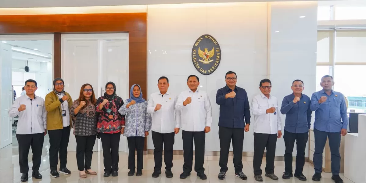 Bupati Deli Serdang, dr H Asri Ludin Tambunan memberi paparan kepada Wamen KKP RI, Didit Herdiawan Ashaf di Kantor KKP, Jakarta, Selasa (27/1/2026), terkait usulan pengembangan Kampung Nelayan Merah Putih (KNMP) di Deli Serdang. Ada dua lokasi strategis yang diusulkan, yakni Desa Percut