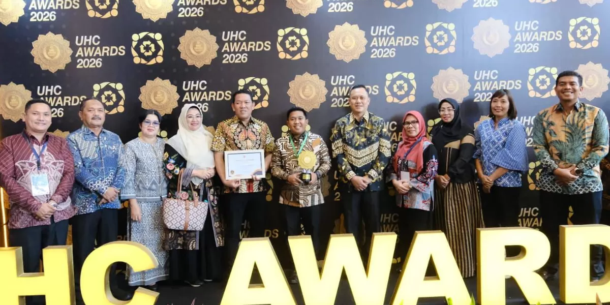 Wali Kota Sibolga Akhmad Syukri Nazry Penarik terima penghargaan UHC Awards 2026. (Realitasonline.id/Dok)