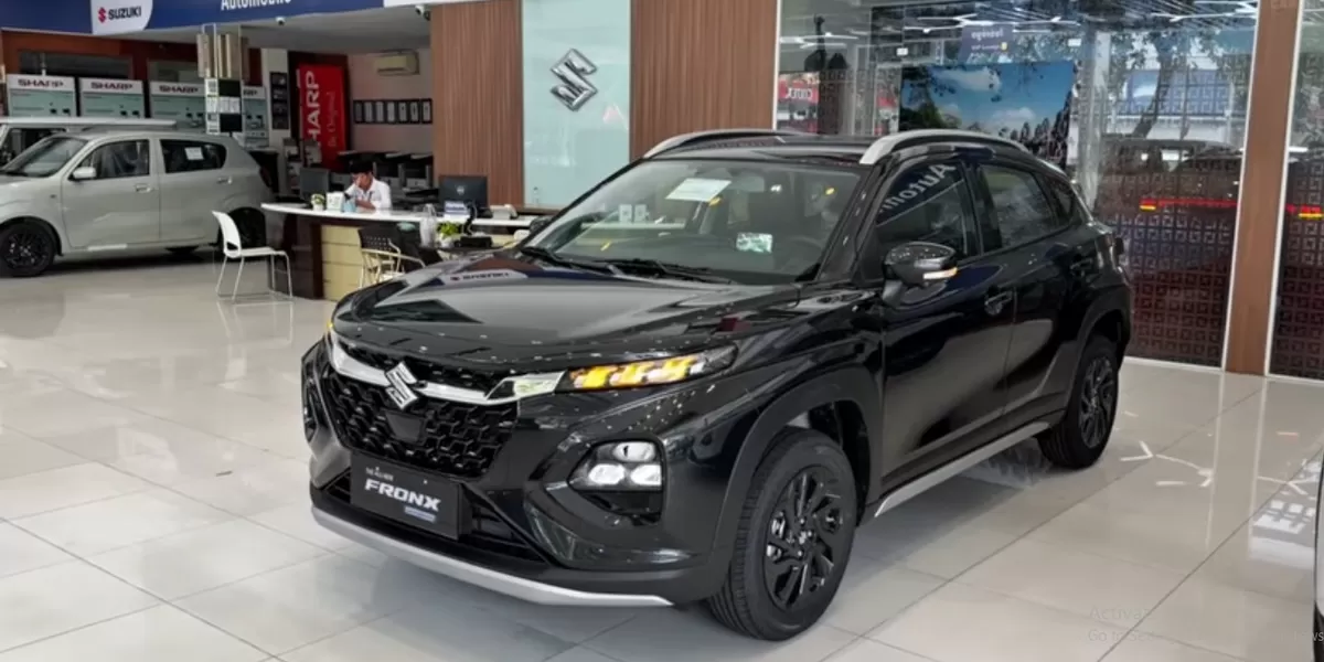 Suzuki Fronx 2026 adalah sebuah crossover SUV kompak yang dirancang untuk memenuhi kebutuhan pengendara yang menginginkan mobil bergaya SUV dengan harga yang terjangkau dan konsumsi bahan bakar yang efisien. (Tangkapan Layar YouTube CarShow TV)