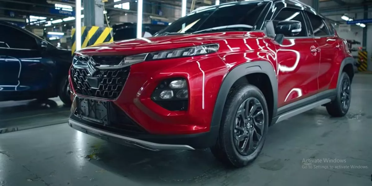 Suzuki Fronx SGX warna Red Cherry adalah sebuah varian dari crossover kompak Suzuki yang tampil menarik dengan nuansa warna merah tua yang dalam dan berkilau, sering disebut sebagai Red Cherry. (Tangkapan Layar YouTube Teguhku)