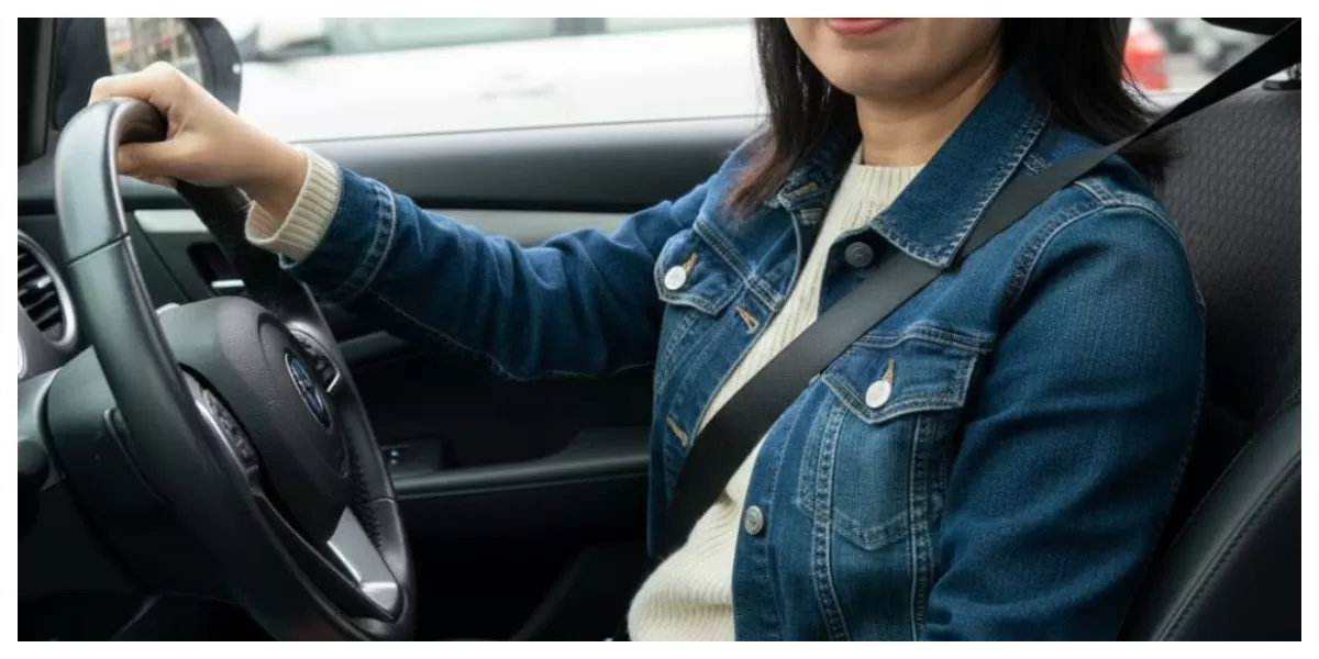 Ilustrasi orang menyetir menggunakan sabuk pengaman (Realitasonline/ canva)